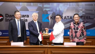 Gubernur Banten, Andra Soni menyerahkan cindera mata ke pimpinan perusahaan baja raksasa Hubei Tiongkok. Foto Biro Adpim Bantena