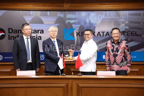 Gubernur Banten, Andra Soni menyerahkan cindera mata ke pimpinan perusahaan baja raksasa Hubei Tiongkok. Foto Biro Adpim Bantena