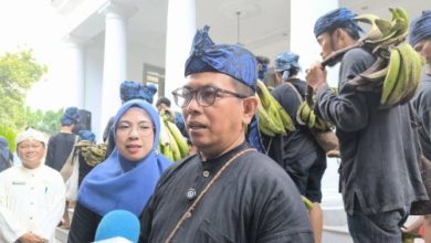 Gubernur Banten, Andra Soni berpakaian Baduy. Foto: Antara