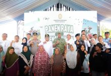 Gubernur Banten,, Andra Soni dan Forkopimda ikut panen raya Presiden RI melalui daring. Foto Biro Adpim Banten