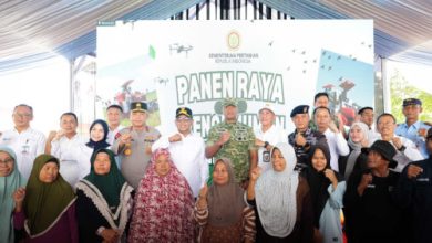 Gubernur Banten,, Andra Soni dan Forkopimda ikut panen raya Presiden RI melalui daring. Foto Biro Adpim Banten