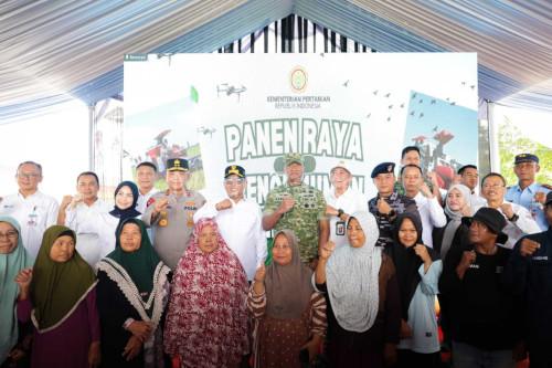 Gubernur Banten,, Andra Soni dan Forkopimda ikut panen raya Presiden RI melalui daring. Foto Biro Adpim Banten