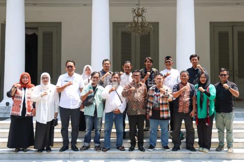 Gubernur Banten, Andra Soni menerima Panitia Festival Teater Banten. Foto: Biro Adpim Banten