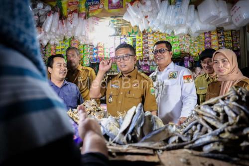 Gubernur Banten, Andra Sonni di Pasar Ciruas, Kabuapten Serang. foto Biro Adpim Banten