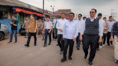 Gubernur Banten, Andra Soni didampingi Walikota Serang, Budi Rustandi di Pasar Induk Rau. Foto: Biro Adpim Banten