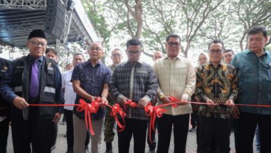 Gubernur Banten, Andra Soni membuka Pasar Keuangan Rakyat di Kota Serang. Foto Biro Adpim Banten