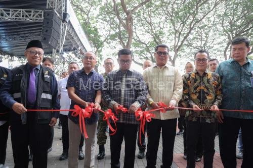 Gubernur Banten, Andra Soni membuka Pasar Keuangan Rakyat di Kota Serang. Foto Biro Adpim Banten