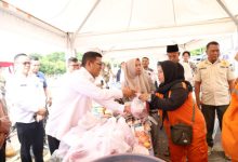 Gubernur Banten, Andra Soni meninjau pasar murah di Masjid Al Bantani. Foto: Biro Adpim Banten