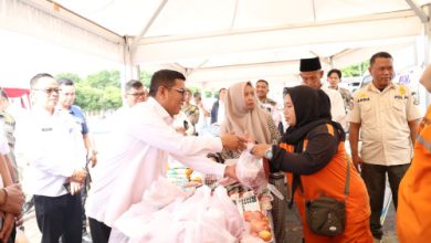 Gubernur Banten, Andra Soni meninjau pasar murah di Masjid Al Bantani. Foto: Biro Adpim Banten