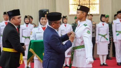 Gubernur Banten, Andra Soni kukuhkan anggota Paskibraka. Foto Biro Adpim Banten