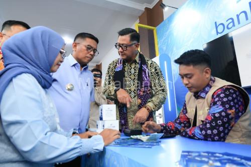 Gubernur Banten, Andra Soni meresmikan payment point gerai samsat di Curug, Kabupaten Tangerang. Foto Biro Adpim Banten