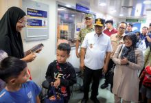 Gubernur Banten, Andra Soni menyapa pemudik di Pelabuhan Merak. Foto Biro Adpim Banten