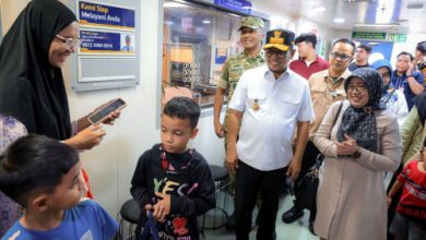 Gubernur Banten, Andra Soni menyapa pemudik di Pelabuhan Merak. Foto Biro Adpim Banten
