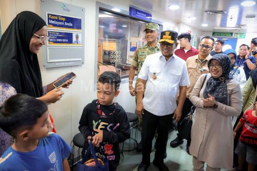 Gubernur Banten, Andra Soni menyapa pemudik di Pelabuhan Merak. Foto Biro Adpim Banten