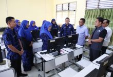 Gubernur Banten, Andra Soni meninjau pelaksanaan SPMB di Kota Cilegon. Foto Biro Adpim Banten