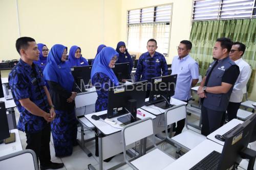 Gubernur Banten, Andra Soni meninjau pelaksanaan SPMB di Kota Cilegon. Foto Biro Adpim Banten