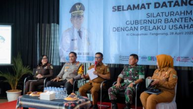 Andra Soni, Gubernur Banten dalam forum silaturahmi pelau usaha di Cilegon. Foto: Biro Adpim Banten