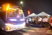 Gubernur Banten, Andra Soni melepas jemaah haji kloter 1 dari Asrama Haji Cipondoh. Foto Biro Adpim Banten