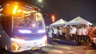 Gubernur Banten, Andra Soni melepas jemaah haji kloter 1 dari Asrama Haji Cipondoh. Foto Biro Adpim Banten