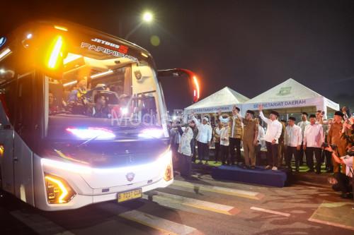 Gubernur Banten, Andra Soni melepas jemaah haji kloter 1 dari Asrama Haji Cipondoh. Foto Biro Adpim Banten