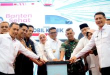 Gubernur Banten, Andra Soni meluncurkan mobil klinik telemedisin. Foto: Biro Adpim Banten