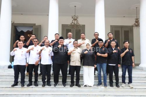 Gubernur Banten, Andra Soni bersama DPD Pemuda Tani Banten. Foto Biro Adpim Banten