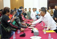 Gubernur Banten, Andra Soni bersama pengemudi Ojol. Foto Biro Adpim Banten