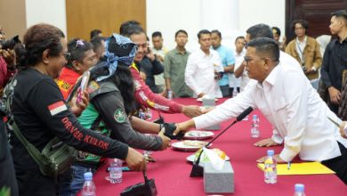 Gubernur Banten, Andra Soni bersama pengemudi Ojol. Foto Biro Adpim Banten