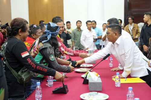 Gubernur Banten, Andra Soni bersama pengemudi Ojol. Foto Biro Adpim Banten