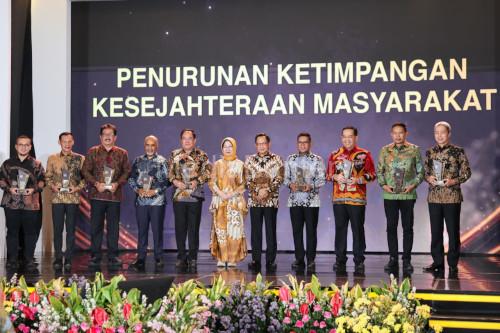 Pengharagaan dari Kemendagri. Foto Biro Adpim Banten