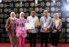 Gubernur Banten, Andra Soni menerima penghargaan UHC dari BPJS Kesehatan. Foto Biro Adpim Banten