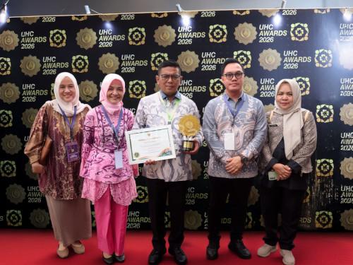 Gubernur Banten, Andra Soni menerima penghargaan UHC dari BPJS Kesehatan. Foto Biro Adpim Banten