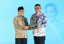 Menko Permbadayaan Masyarakt, Muhaimin Iskandar menyerahkan penghargaan Paritrana Award ke Gubernur Banten, Andra Soni. Foto Biro Adpim Banten