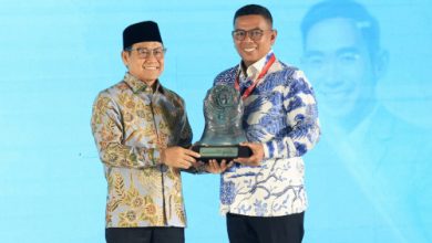 Menko Permbadayaan Masyarakt, Muhaimin Iskandar menyerahkan penghargaan Paritrana Award ke Gubernur Banten, Andra Soni. Foto Biro Adpim Banten