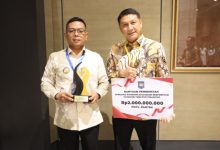 Gubernur Banten, Andra Soni dan Sekda Banten, Deden Apriandhi menerima penghargaan dari Kemendagri. Foto Biro Adpim Banten