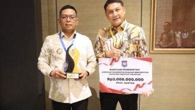 Gubernur Banten, Andra Soni dan Sekda Banten, Deden Apriandhi menerima penghargaan dari Kemendagri. Foto Biro Adpim Banten