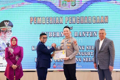 Gubernur Banten, Andra Soni memerikan penghargan ke Kapolres Tangsel karena berhasil cegah tawuran. Foto Biro Adpim Banten