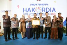 Gubernur Banten, Andra Soni menerima penghargaan predikat terbaik kategori I pemerintah daerah dari KPK. Foto Biro Adpim Banten