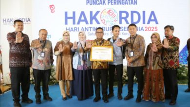 Gubernur Banten, Andra Soni menerima penghargaan predikat terbaik kategori I pemerintah daerah dari KPK. Foto Biro Adpim Banten