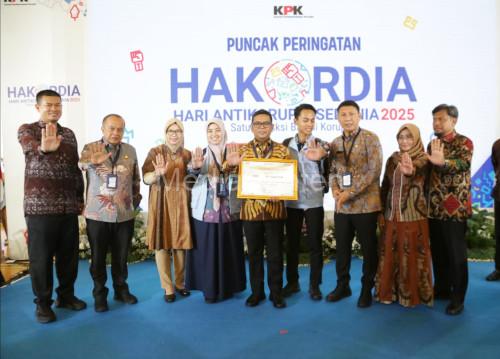 Gubernur Banten, Andra Soni menerima penghargaan predikat terbaik kategori I pemerintah daerah dari KPK. Foto Biro Adpim Banten