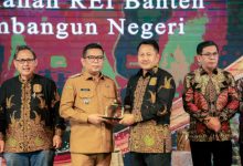 Gubernur Banten, Andra Soni menerima penghargaan REI Provinsi Banten. foto Biro Adpim Banten