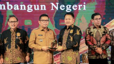 Gubernur Banten, Andra Soni menerima penghargaan REI Provinsi Banten. foto Biro Adpim Banten