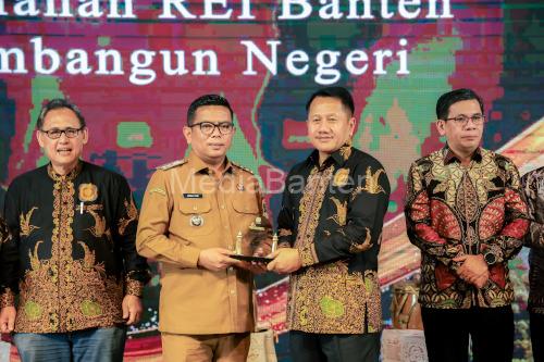 Gubernur Banten, Andra Soni menerima penghargaan REI Provinsi Banten. foto Biro Adpim Banten