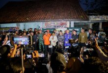 Gubernur Banten, Andra Soni mengumumkan penghentian rombongan jurnalis yang hilang di Selat Sunda. Foto Biro Adpim Banten