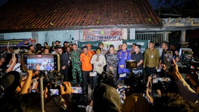 Gubernur Banten, Andra Soni mengumumkan penghentian rombongan jurnalis yang hilang di Selat Sunda. Foto Biro Adpim Banten