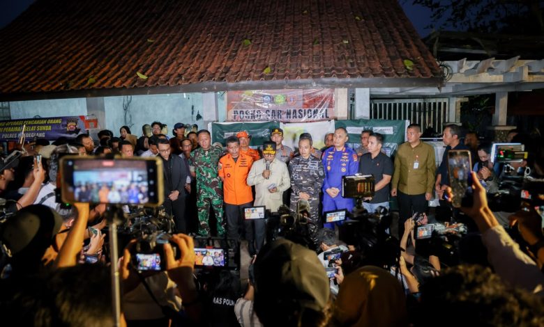 Gubernur Banten, Andra Soni mengumumkan penghentian rombongan jurnalis yang hilang di Selat Sunda. Foto Biro Adpim Banten