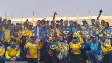 Gubernur Banten, Andra Soni berfoto bersama Kontingen Kota Tangerang. Foto Biro Adpim Banten
