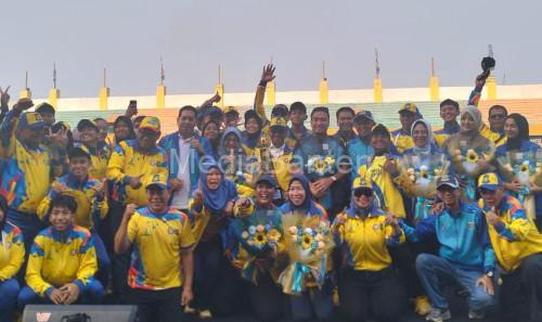 Gubernur Banten, Andra Soni berfoto bersama Kontingen Kota Tangerang. Foto Biro Adpim Banten