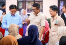 Gubernur Banten, Andra Soni menyalurkan bantuan sosial di Tangsel. Foto Biro Adpim Banten