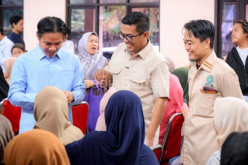Gubernur Banten, Andra Soni menyalurkan bantuan sosial di Tangsel. Foto Biro Adpim Banten